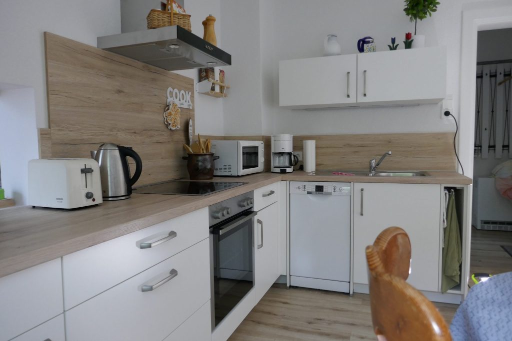 Küche mit Backofen, Herd, Spüle, Geschirrspüler
